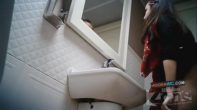 Ferburgen kamerabylden yn 'e frouljustoilet (1)
