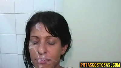 Jonge brunette hie orale en anale seks foardat se cum op har gesicht krige