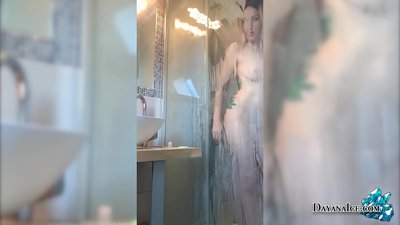 Baby mei in sappige kont masturbeart yn 'e dûs