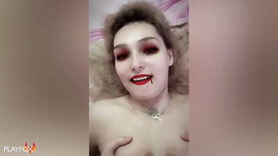 Ivan Helsing neukt hurd in sexy vampire en komt op har kont