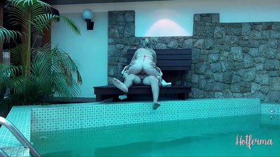 Baas noeget faam nei it swimbad, mar koe net wjerstean in hot