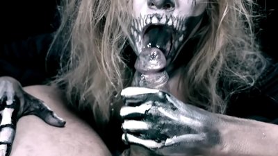 Demon famke sûgje hoanne mei har swarte mûle en slikken cum.