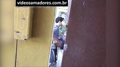 Voyeur filmt jong pear neuken oant hy fideomateriaal ûntdekt