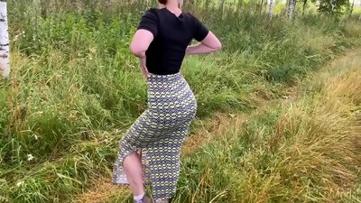 Frou sûget pik op 'e strjitte en hat seks mei ein op har kont. CleoModel Russyske porno