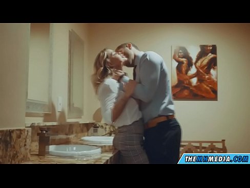 ❤️ As in busty blonde jo ferliedt yn in iepenbier toilet ❌ Kwaliteitsseks op fy.com-porn-mz.ru ️❤